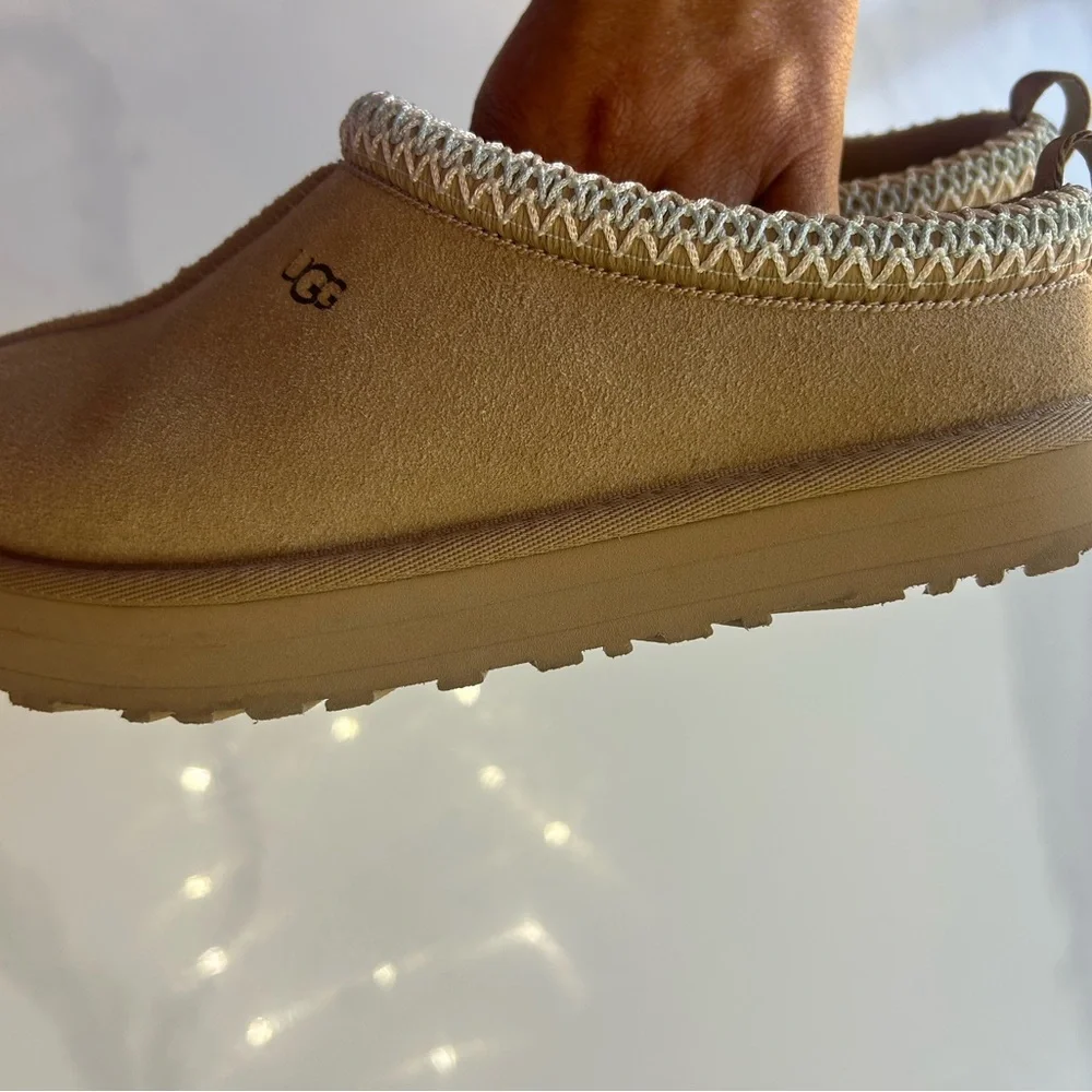 UGG Kids Slip-On Shearling Lined Slippers in Chestnut/Tan kids 6 women’s 7